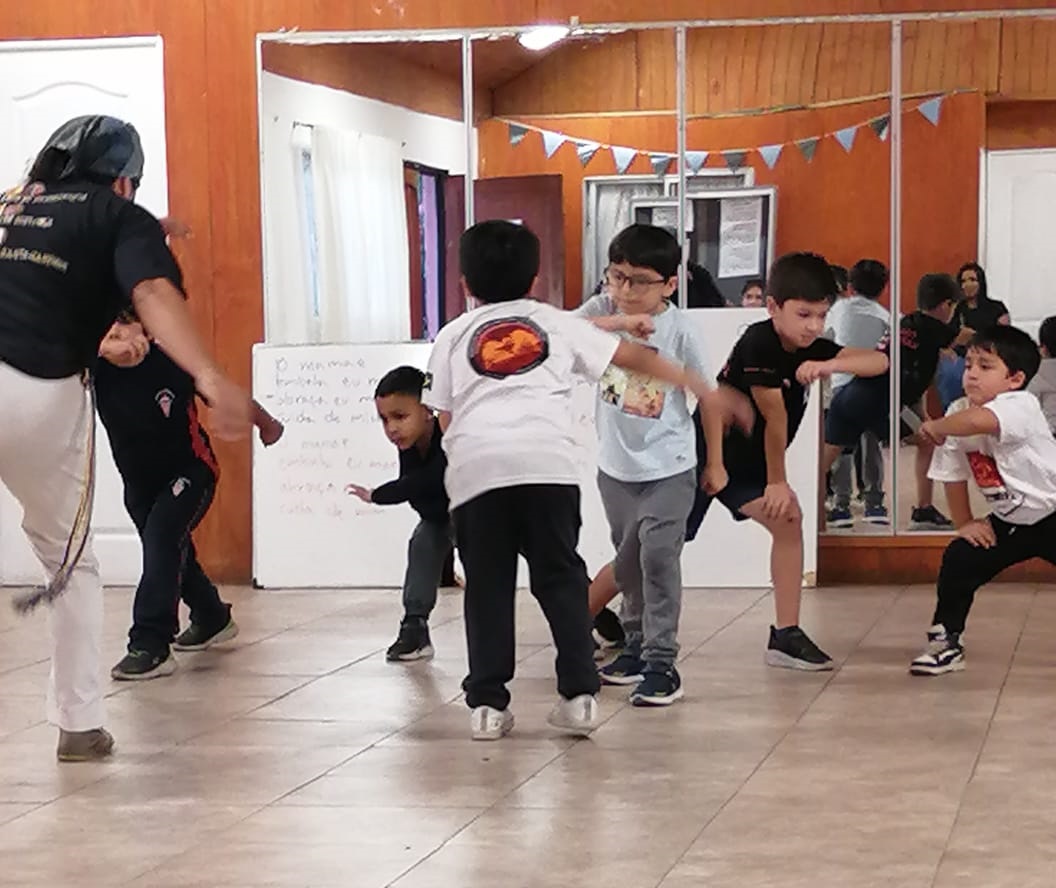 Niños practicando capoeira en Pudahuel