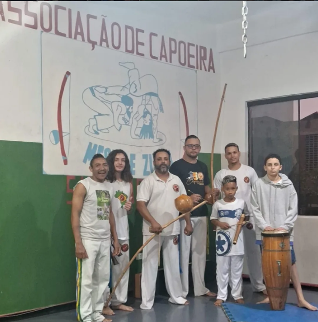 Alumnos aprendiendo berimbau en Pudahuel
